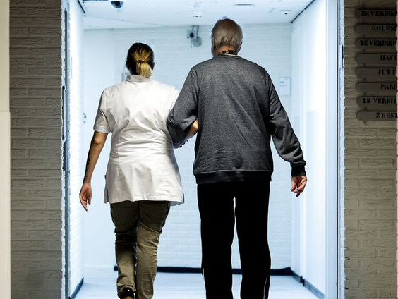 Ruim 250 ouderenzorgorganisaties stappen naar de rechter om tarieven