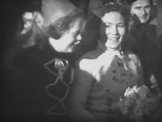 Huldiging vrouwelijke winnaars te zien op nieuwe beelden Elfstedentocht 1942