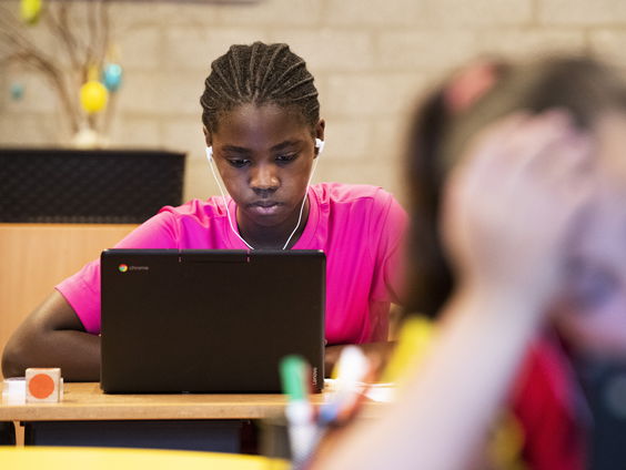 Moeten digitale onderwijsmethodes verboden worden?