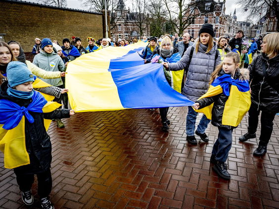 1 jaar oorlog: stoppen met vechten en starten met onderhandelen?