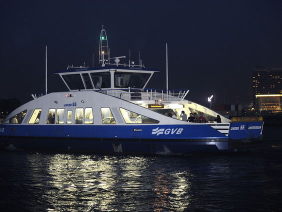 Wakker in de nacht op de Amsterdamse pont