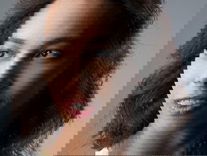 Dichteres Alara Adilow is zweverig van blijdschap door haar gewonnen Herman de Coninckprijs