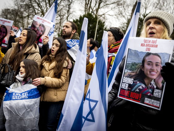 Met welk doel komen families van Israëlische gijzelaars naar Den Haag?