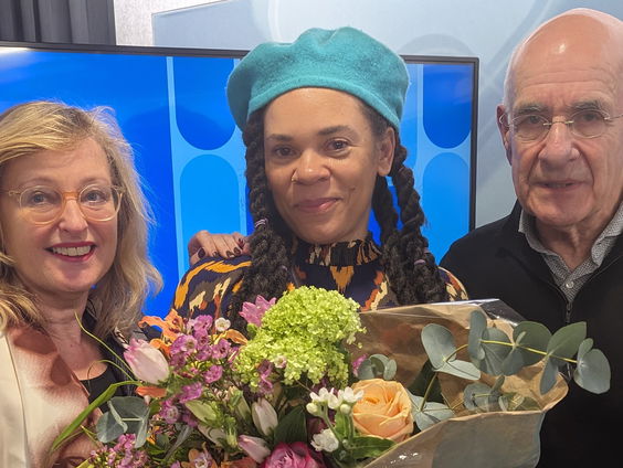 Schrijver en dichter Babs Gons reageert op toekenning Gouden Ganzenveer