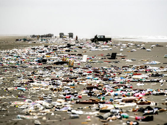 Terug naar Toen: Containers overboord in de Waddenzee