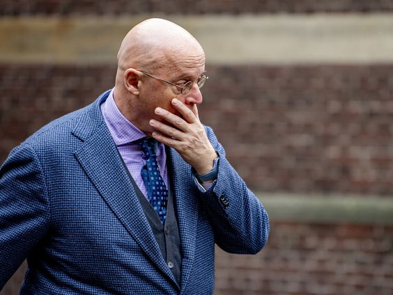 Waarom wordt oud-minister Ferd Grapperhaus zo ernstig bedreigd dat hij beveiligd moet worden?