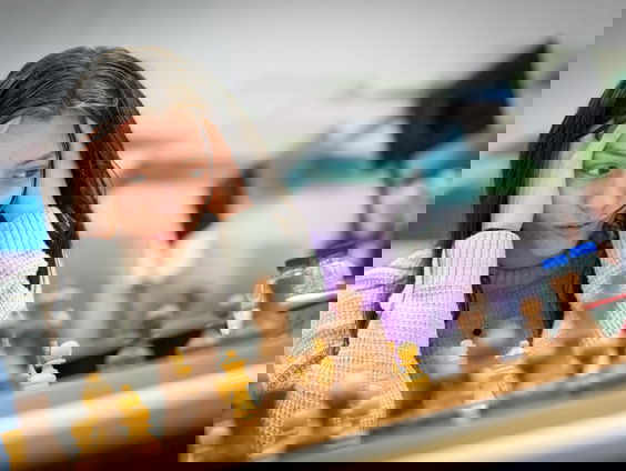 Eline Roebers, 16-jarig schaaktalent tussen de mannen bij Tata Steel-schaaktoernooi