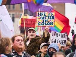 Verschillende reacties op de dragqueen-voorleesmiddag