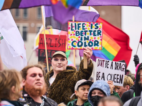 Verschillende reacties op de dragqueen-voorleesmiddag