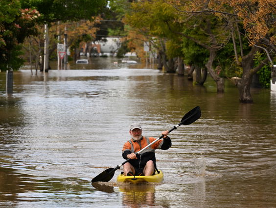 Straten in Australiƫ onder water door noodweer