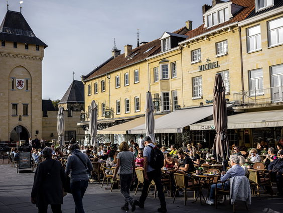 Groningse bevingsslachtoffers bezoeken Limburgse overstromingsslachtoffers