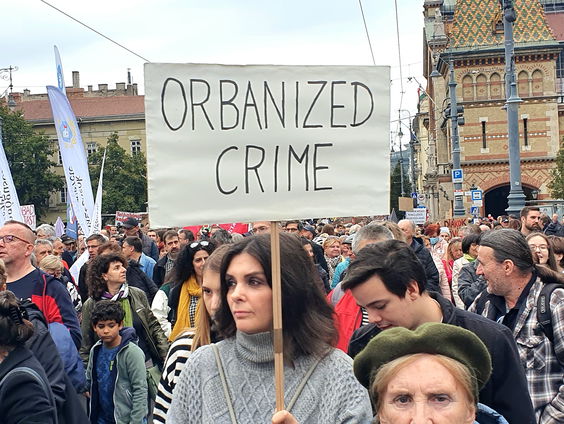 Bureau Buitenland - Tienduizenden de straat op wegens 'Orbanized Crime'