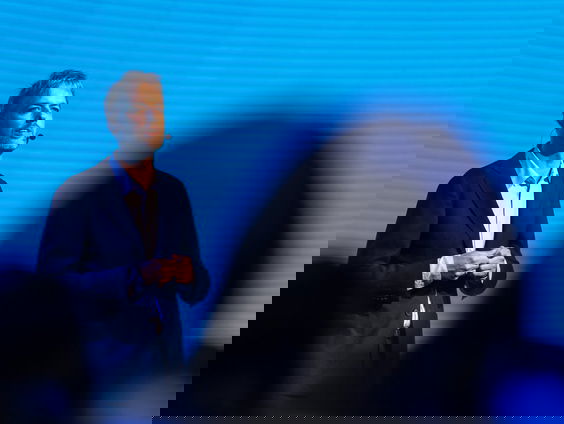 Schrijver en journalist Olaf Koens stopt boekenserie 'Privé-domein' in onze Tijdcapsule