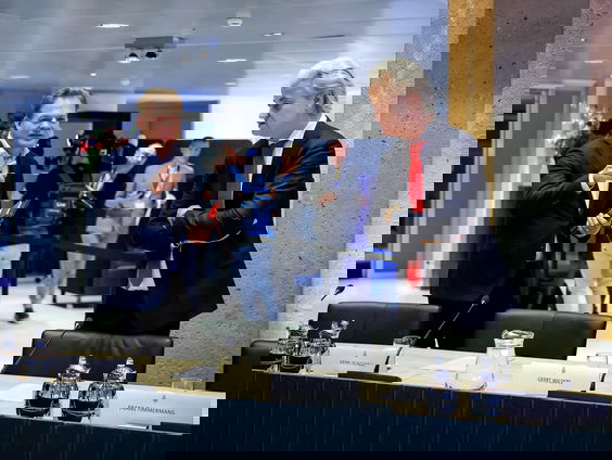 Wat zijn de voordelen van een zaken- en een minderheidskabinet?