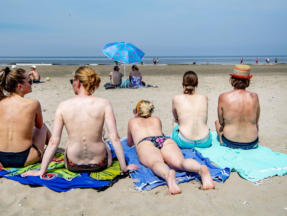 Topless zonnen: zijn blote borsten te veel geseksualiseerd?