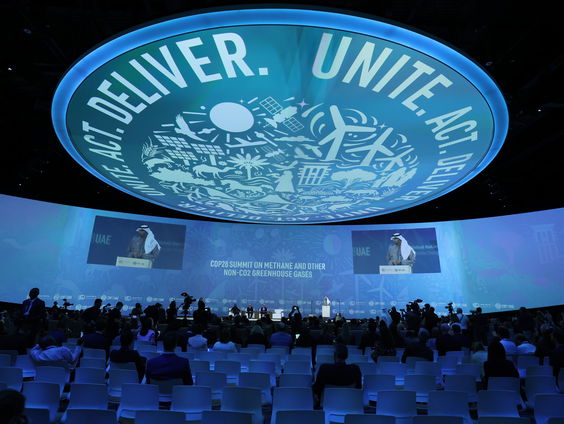 Deelnemers klimaattop praten over duurzame energie