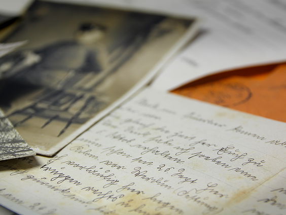 'Brieven aan de achterblijvers' vertelt het verhaal van de Hindoestaanse contractarbeiders in Suriname