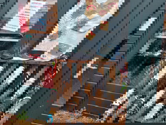 Tentoonstelling in Texel met aangespoelde spullen van migranten