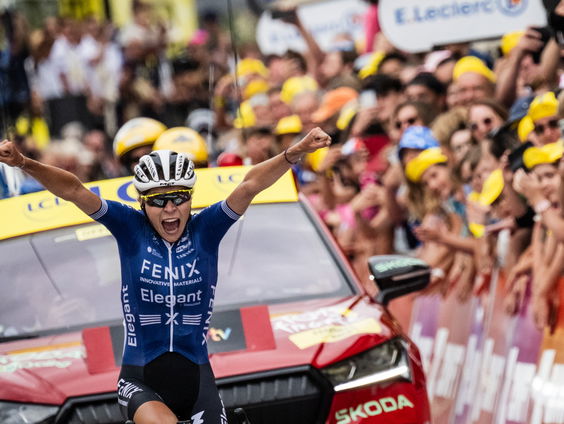 Kastelijn blikt vanaf massagetafel terug op haar ritzege in de Tour: 'Besef het nog niet helemaal'