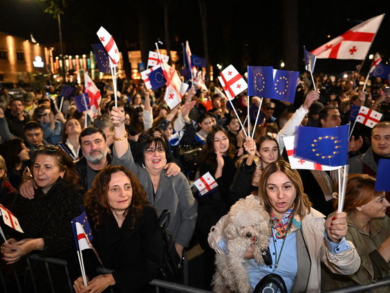Wanneer begint in Nederland het debat over de uitbreiding van de EU?
