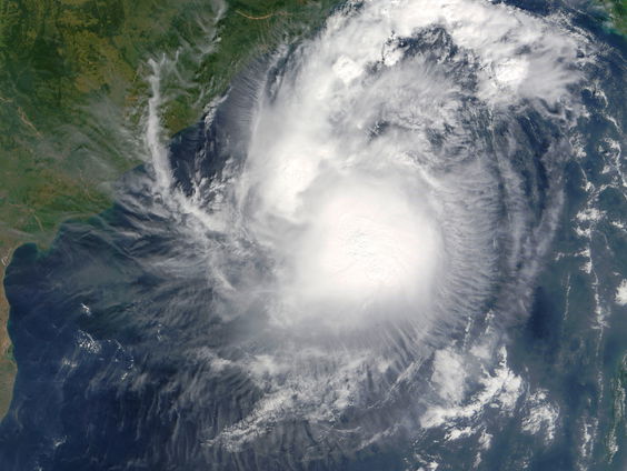 Zware cycloon gaat aan land in India en Pakistan