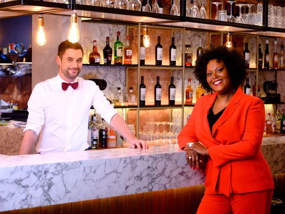 Denice Dest pakt haar rol als First Dates gastvrouw op geheel wijze aan