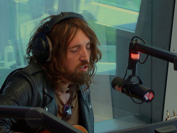 Jonathan Jeremiah geeft spontaan liveoptreden in Gijs 2.4