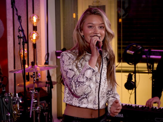 Sterre Koning - Laat De Wereld Maar Draaien (Live @ Giel)