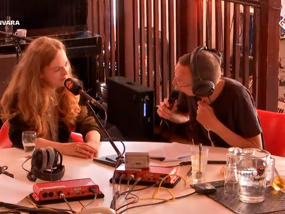 Cabaretier Lisa Ostermann mag haar wijsheden eindelijk delen met het grote publiek. Ze schuift aan over h ...