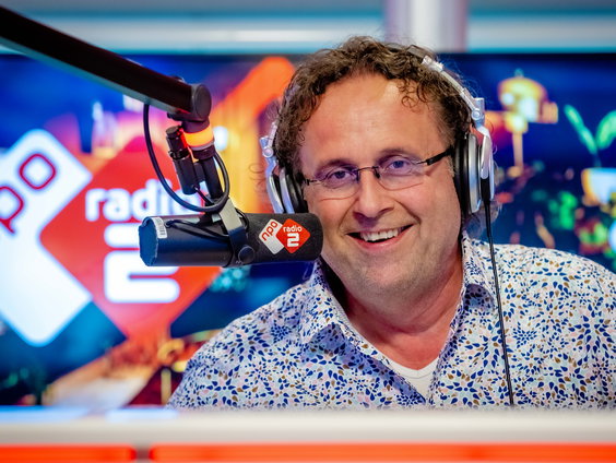 Bellen met de gevangenis in IJsland. Daar zit onze vaste luisteraar Angelo vast.