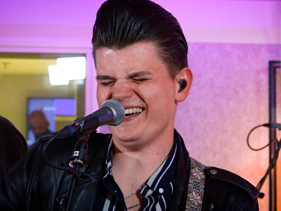 Mick Stender - Don't Touch The Hair (Live @ Giel)