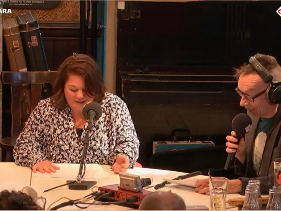 Cabaret: Volgens het UWV kunnen mensen met ME gewoon aan het werk