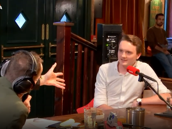 Niels Rutjes neemt ons mee op een bijzondere reis langs alle Groningse snackbars.