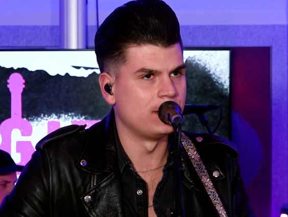 Mick Stender - Shut Up and Dance (Walk The Moon cover) (Live @ Giel)