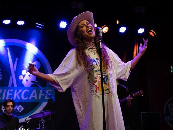 Irene Hin - Schaduw Van Jou | live in Muziekcafé