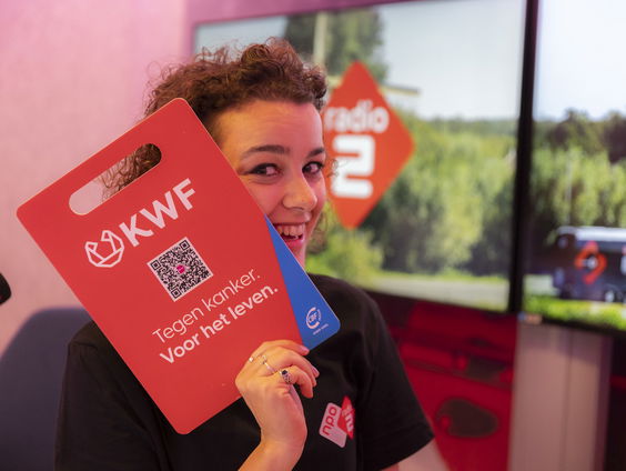 Kevin ligt wakker voor het Bloemencorso in Lichtenvoorde