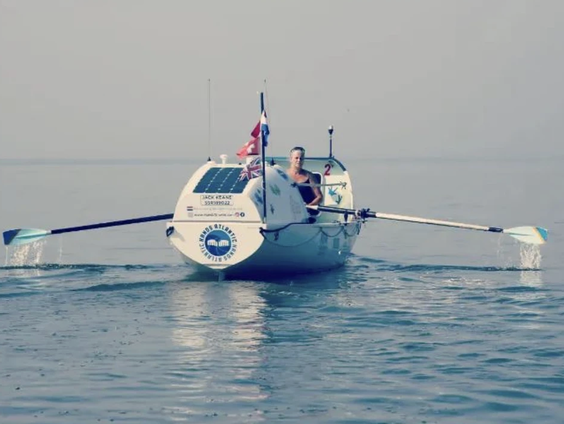 Mel belt tijdens haar roeitocht over de Atlantische Oceaan in bij Jan-Willem en Jeroen