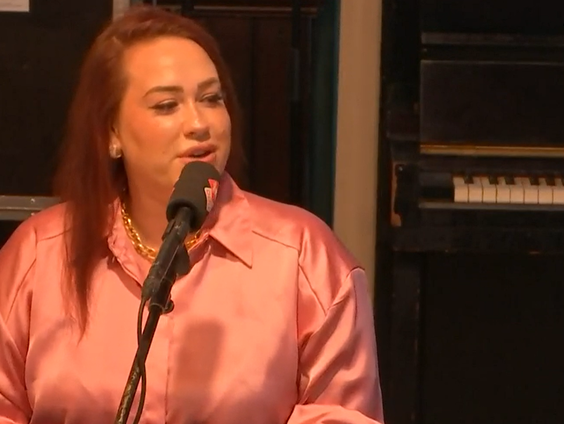 De Rotterdamse Poetsqueen Charo zorgt voor een schone start van de herfst