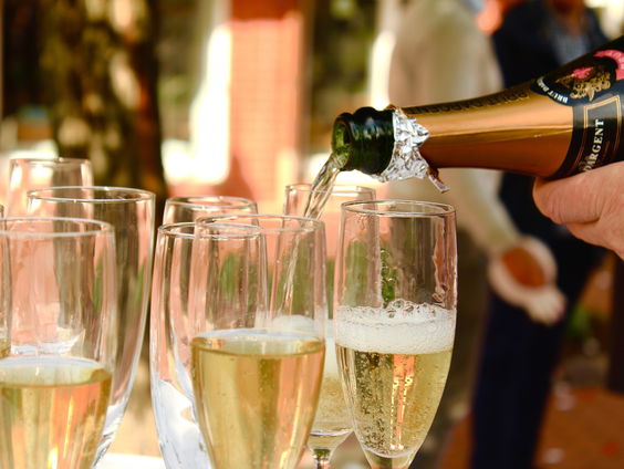 Bubblemania! Schaarste aan champagne door zelfverwennerij in lockdown