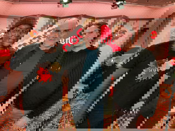 Jann Klose speelt 'Surrender' live @ Blokhuis