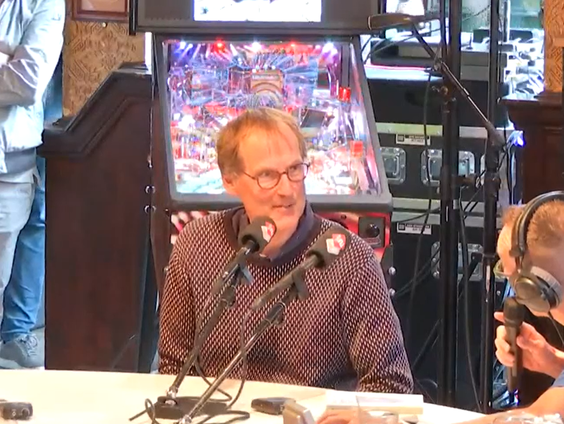 Stenen op je hoofd kapot laten slaan of al koppetje duikelend naar Marseille. In het boek ‘De man met de ijzeren schedel’ van Jaco Berveling staan verhalen over de artiesten in rondreizende shows.