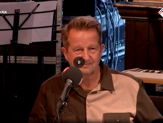 Journalist John Schoorl schrijft voor de Volkskrant al jaren over de verhalen achter ’namenliedjes’. Nu i ...