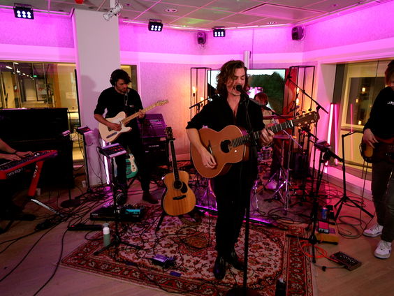 Dion Cooper - Yellow (Live @ Giel)