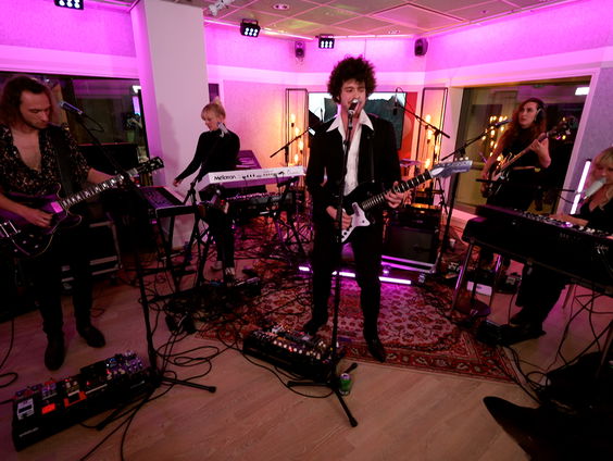 Silver Lake - Why'd You Only Call Me When You're High? (Arctic Monkeys cover) (Live @ Giel)