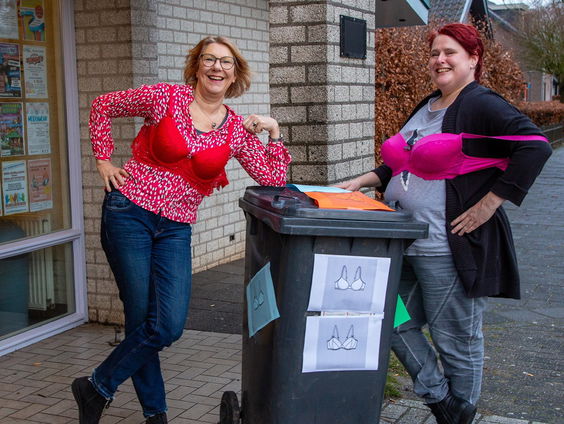 Boezemvriendinnen Eline en Angelique helpen vrouwen die krap bij kas zitten aan bh's