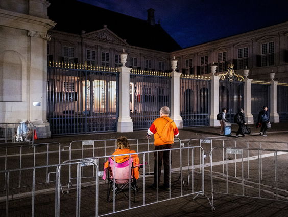 Nico Mourits ziet de lichten aangaan bij Paleis Noordeinde: "Koning is gearriveerd"