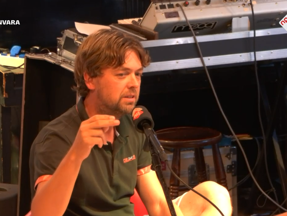 Ronald Venema leest voor uit zijn eigen puberdagboeken in zijn podcast Onwijs Eerlijk.