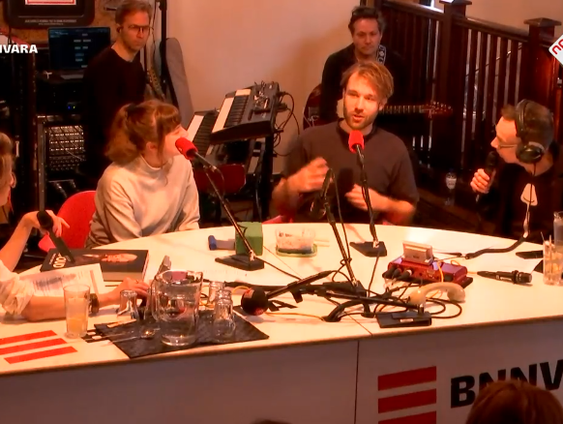 Theatermaker Booi Kluiving en actrice Wieke van Rosmalen zijn gefascineerd door ASMR en maken de voorstel ...