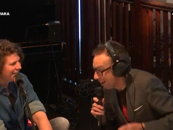 Comedian Kim Schuddeboom staat op de planken met haar allereerste solovoorstelling 'Ongeschreven'.