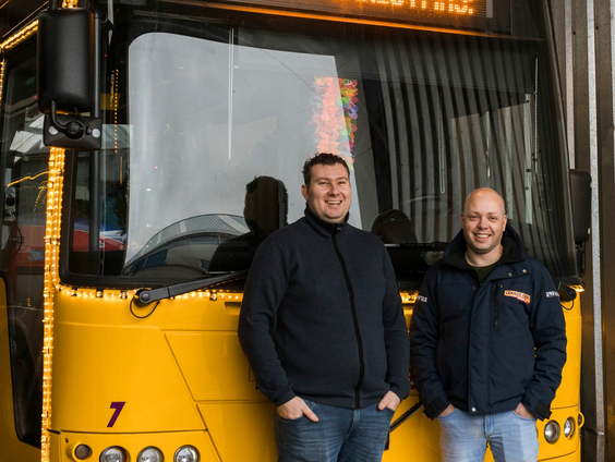 Feest! Buschauffeur Hans Jagers heeft Gambia bereikt en neemt Snollebollekes mee
